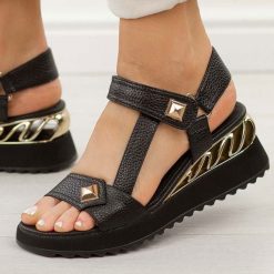 Czarne skórzane sandały damskie na koturnie DiA 3070. Czarne sandały damskie DiA, bez wzorów, ze skóry, bez obcasa, na koturnie, bez zapięcia. W wyprzedaży za 323.10 zł.