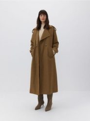 Dwurzędowy płaszcz z domieszką wełny - brązowy. Brązowe płaszcze damskie Reserved, l, bez wzorów, z tkaniny, bez kołnierzyka, bez kaptura. W wyprzedaży za 299.99 zł.