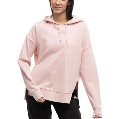 Bluza damska Puma HER Hoodie TR jasnoróżowa. Czerwone bluzy damskie Puma, l, bez wzorów, z bawełny, bez ramiączek, z kapturem. Za 129.00 zł.