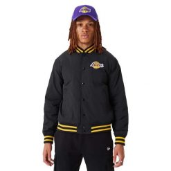 Kurtka bomberka New Era NBA Los Angeles Lakers Script Bomber Jacket - 60332205. Czarne kurtki męskie New Era, bez wzorów, sportowe, bez kaptura. Za 596.45 zł.