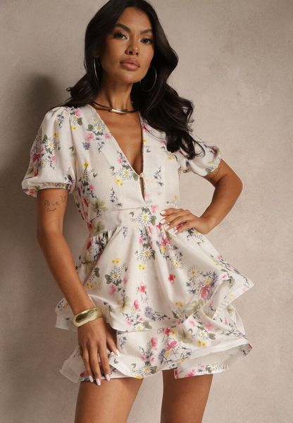 Biała Rozkloszowana Sukienka z Bawełny Zdobiona Falbanami i Kwiatowym Wzorem Sarolisse. Białe sukienki damskie Renee, na co dzień, m, z aplikacjami, z bawełny, bez kołnierzyka, bez ramiączek, mini, rozkloszowane. Za 179.99 zł.