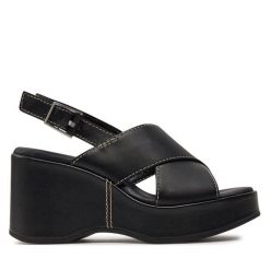 Sandały Clarks. Czarne sandały damskie Clarks, bez wzorów, bez obcasa, na koturnie, bez zapięcia. Za 489.99 zł.