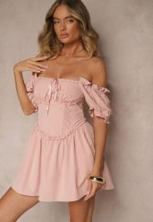 Różowa Rustykalna Sukienka Vices z Gorsetowym Wiązaniem Tolarina. Czerwone sukienki damskie Renee, na imprezę, na lato, l, bez wzorów, eleganckie, bez kołnierzyka, bez ramiączek, mini, gorsetowe. Za 99.99 zł.