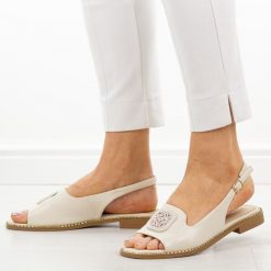 Ivory płaskie sandały damskie S.Barski 6016. Brązowe sandały damskie S.BARSKI, bez wzorów, z jeansu, bez obcasa, na płaskiej podeszwie, bez zapięcia. Za 169.00 zł.