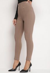 Ciemnobeżowe Bawełniane Legginsy z Wysokim Stanem i Ozdobnymi Guzikami Rielina. Brązowe legginsy damskie Born2be, bez wzorów, z bawełny. Za 39.99 zł.