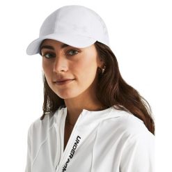 Damska czapka z regulacją Under Armour Launch. Białe czapki damskie Under Armour, bez wzorów, z tkaniny. Za 152.35 zł.