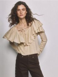 Sweter z falbaną - beżowy. Brązowe swetry nierozpinane damskie Reserved, l, bez wzorów, z dzianiny, bez kołnierzyka, bez ramiączek. Za 139.99 zł.