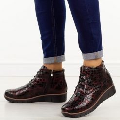 Bordowe skórzane botki damskie Cambell 40317. Czerwone botki damskie Cambell, na jesień, bez wzorów, z jeansu, eleganckie, z okrągłym noskiem, bez obcasa, bez zapięcia. Za 279.00 zł.