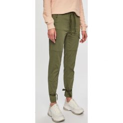 G-Star Raw - Spodnie. Zielone spodnie materiałowe damskie G-Star Raw, bez wzorów, z bawełny, casualowe, z podwyższonym stanem. Za 549.90 zł.