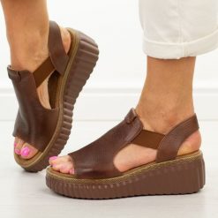 Brązowe skórzane sandały damskie T.Sokolski 408. Brązowe sandały damskie Sokolski, bez wzorów, z jeansu, bez obcasa, na platformie, bez zapięcia. Za 279.00 zł.