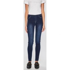 Silvian Heach - Jeansy. Niebieskie jeansy damskie Silvian Heach, bez wzorów, z bawełny, klasyczne, z standardowym stanem. W wyprzedaży za 119.90 zł.