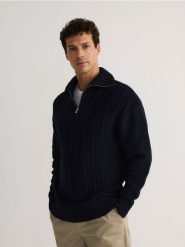 Bawełniany sweter ze stójką - granatowy. Niebieskie swetry męskie Reserved, l, bez wzorów, z bawełny, bez kołnierzyka, bez ramiączek. W wyprzedaży za 89.99 zł.