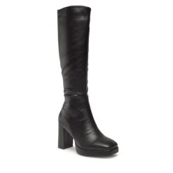 Kozaki DeeZee. Czarne kozaki damskie DeeZee, bez wzorów, bez obcasa, na słupku, bez zapięcia. Za 229.99 zł.