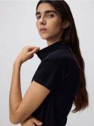 Sweter z wiskozą - czarny. Czarne swetry męskie Reserved, l, bez wzorów, z dzianiny, bez kołnierzyka, bez ramiączek. W wyprzedaży za 69.99 zł.
