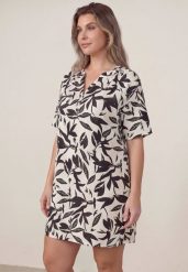 Czarna Pudełkowa Sukienka z Wiskozy w Roślinny Wzór z Guzikami przy Dekolcie Acosia. Czarne sukienki damskie Born2be, na co dzień, plus size, bez wzorów, z tkaniny, klasyczne, bez kołnierzyka, plus size, bez ramiączek, midi, proste. Za 89.99 zł.