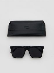 Okulary przeciwsłoneczne z etui - czarny. Czarne okulary przeciwsłoneczne damskie Reserved. Za 99.99 zł.