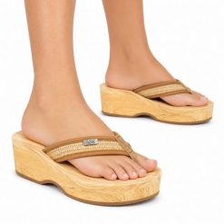 Klapki japonki damskie Lee VIRGINIA RAFFIA WOMEN BULKY HEEL. Brązowe klapki damskie GOUDEN LEEUW, na lato, bez wzorów, z materiału, eleganckie, z otwartym noskiem, bez obcasa, na obcasie, bez zapięcia. Za 89.00 zł.
