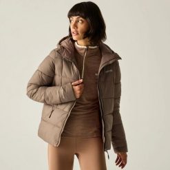 Damska kurtka Eyre z wyciechem. Niebieskie kurtki sportowe damskie Regatta, bez wzorów, z materiału, bez ramiączek, z kapturem, trekkingowe. Za 549.99 zł.