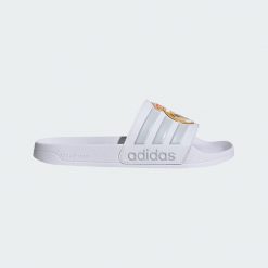 Klapki Adidas Adilette Real Madrid JS4863 - białe, unisex. Białe klapki damskie Adidas, bez wzorów, z materiału, bez zapięcia. Za 107.99 zł.