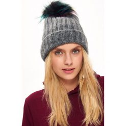 CZAPKA DAMSKA Z POMPONEM. Szare czapki damskie TROLL, na jesień, bez wzorów, z dzianiny, eleganckie. W wyprzedaży za 19.99 zł.