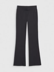 4F Legginsy z rozszerzanymi nogawkami damskie - czarne L. Czarne legginsy damskie 4F, bez wzorów, z bawełny. W wyprzedaży za 79.99 zł.