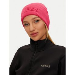 Czapka Guess. Czerwone czapki damskie Guess, na zimę, z aplikacjami. Za 169.99 zł.