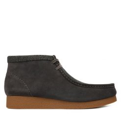 Trzewiki Clarks. Szare botki męskie Clarks, bez wzorów, bez obcasa, bez zapięcia. Za 569.99 zł.