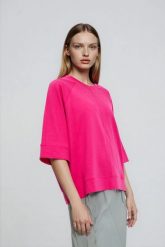 Bluza z krótkimi i szerokimi rękawami fuksjowa. Bluzy damskie MOODO, l, bez wzorów, z bawełny, bez ramiączek, bez kaptura. Za 89.99 zł.