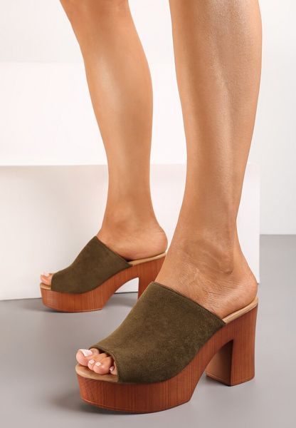 Ciemnozielone Klapki na Słupku i Platformie z Paskiem z Ekozamszu Iseult. Zielone klapki damskie Born2be, na lato, bez wzorów, eleganckie, bez obcasa, na obcasie, bez zapięcia. Za 99.99 zł.