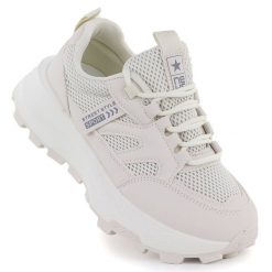 Sneakersy sportowe damskie na platformie beżowe NEWS 8511. Brązowe obuwie sportowe damskie NEWS, bez wzorów, ze skóry ekologicznej, bez zapięcia. Za 99.99 zł.