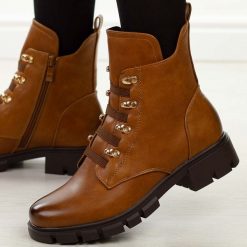 Camelowe trapery damskie M.Daszyński 23123-10. Brązowe botki damskie M.Daszyński, na jesień, bez wzorów, z materiału, eleganckie, z okrągłym noskiem, bez obcasa, bez zapięcia. Za 219.00 zł.