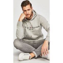 Tommy Hilfiger - Bluza. Niebieskie bluzy męskie Tommy Hilfiger, l, z aplikacjami, z bawełny, bez ramiączek, z kapturem. Za 429.90 zł.