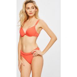 Triumph - Figi kąpielowe. Czerwone bikini Triumph, bez wzorów, z elastanu. W wyprzedaży za 59.90 zł.