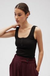 Top na ramiączkach z guzikami w kolorze BLACK - GLOWIN-L. Czarne topy damskie Marsala, l, bez wzorów, z bawełny, eleganckie, bez kołnierzyka, bez ramiączek. Za 119.90 zł.