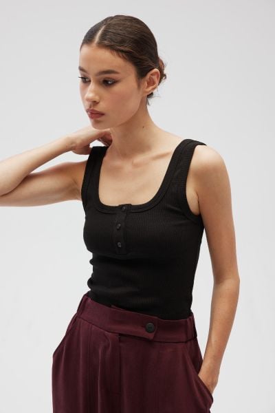 Top na ramiączkach z guzikami w kolorze BLACK - GLOWIN-M. Czarne topy damskie Marsala, m, bez wzorów, z bawełny, eleganckie, bez kołnierzyka, bez ramiączek. Za 119.90 zł.