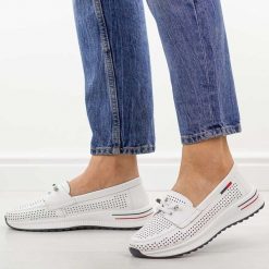 Białe ażurowane skórzane półbuty damskie T.Sokolski w26-647. Białe półbuty damskie Sokolski, na jesień, w ażurowe wzory, z jeansu, eleganckie, z okrągłym noskiem, bez obcasa, na płaskiej podeszwie, bez zapięcia. Za 199.00 zł.