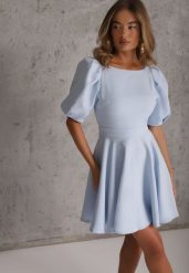 Niebieska Elegancka Sukienka z Bufiastymi Rękawami Odkrytymi Plecami i Wiązaniem Haritte. Niebieskie sukienki damskie Renee, l, bez wzorów, eleganckie, bez kołnierzyka, bez ramiączek, mini, kopertowe. Za 249.99 zł.