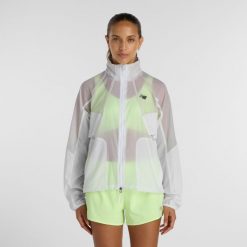 Kurtka damska New Balance WJ61J326GYM – szara. Szare kurtki sportowe damskie New Balance, xs, bez wzorów, z materiału, bez ramiączek, bez kaptura. Za 599.99 zł.