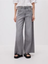 Jeansy wide leg z przeszyciami - jasnoszary. Szare jeansy damskie Reserved, bez wzorów, z bawełny. W wyprzedaży za 59.99 zł.