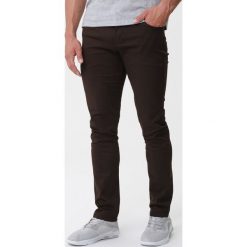 Brązowe Spodnie Rhinestone. Brązowe spodnie materiałowe męskie Born2be, bez wzorów, z dzianiny. Za 79.99 zł.