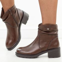 Brązowe skórzane botki damskie Jezzi 24172-10. Brązowe botki damskie Jezzi, na jesień, bez wzorów, z jeansu, eleganckie, z okrągłym noskiem, bez obcasa, bez zapięcia. Za 319.00 zł.