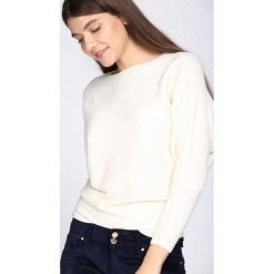 Kremowy Sweter Boastful. Brązowe swetry nierozpinane damskie Born2be, l, bez wzorów, z materiału, eleganckie, bez kołnierzyka, bez ramiączek. Za 79.99 zł.