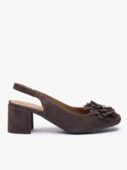 Ciemnobrązowe czółenka bez pięty slingback z kwiatem. Brązowe czółenka damskie Ryłko, na wiosnę, z aplikacjami, ze skóry, z okrągłym noskiem, bez obcasa, na obcasie, bez zapięcia. Za 399.99 zł.