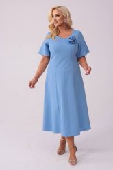 Elegancka błękitna sukienka Doris na wesele PLUS SIZE XXL. Niebieskie sukienki damskie Moda Size Plus Iwanek, na imprezę, plus size, bez wzorów, z elastanu, eleganckie, bez kołnierzyka, plus size, bez ramiączek, midi, rozkloszowane. Za 349.90 zł.