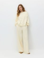 Gładka bluza z bawełną - kremowy. Białe bluzy damskie Reserved, l, bez wzorów, z bawełny, bez ramiączek, bez kaptura. Za 89.99 zł.