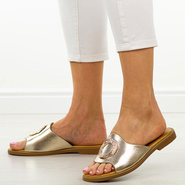 Złote płaskie klapki damskie Filippo Dk6906/25. Żółte klapki damskie Filippo, na lato, z aplikacjami, z jeansu, eleganckie, z okrągłym noskiem, bez obcasa, na płaskiej podeszwie, bez zapięcia. Za 139.00 zł.