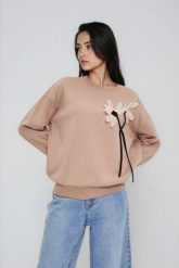 Bluza z kwiatem beżowa. Brązowe bluzy damskie MOODO, l, bez wzorów, z bawełny, bez ramiączek, bez kaptura. Za 129.99 zł.