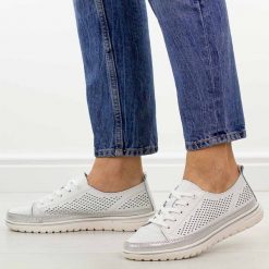 Białe ażurowe skórzane półbuty damskie Jezzi 8704. Białe półbuty damskie Jezzi, na jesień, w ażurowe wzory, z jeansu, casualowe, z okrągłym noskiem, bez obcasa, na płaskiej podeszwie, bez zapięcia. Za 229.00 zł.