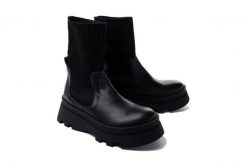 ARTIKER RELAKS 49C0848 czarny, botki damskie. Czarne botki damskie Artiker Relaks, na zimę, bez wzorów, ze skóry, bez obcasa, bez zapięcia. Za 449.90 zł.