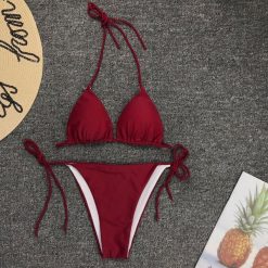 Bikini z regulowanym wiązaniem na lato Hajrija. Czerwone bikini Intica, bez wzorów. Za 109.00 zł.